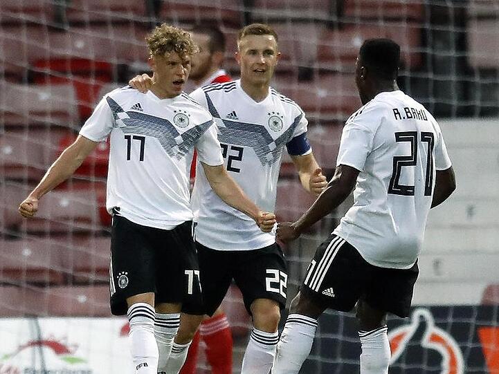 Torschütze Robin Hack (l) freut sich mit zwei Teamkollegen über das 2:0 gegen Wales.
