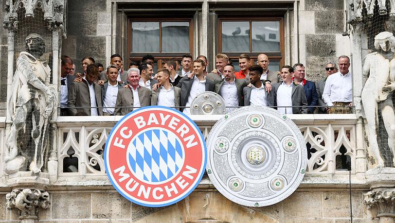 Ein Bild aus vergangenen Tagen – noch mit Jupp Heynckes als Trainer: Die Mannschaft des FC Bayern steht bei der Meisterfeier auf dem Rathausbalkon.  (Archivbild)