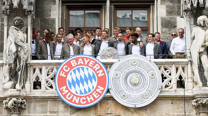 Ein Bild aus vergangenen Tagen – noch mit Jupp Heynckes als Trainer: Die Mannschaft des FC Bayern steht bei der Meisterfeier auf dem Rathausbalkon.  (Archivbild)