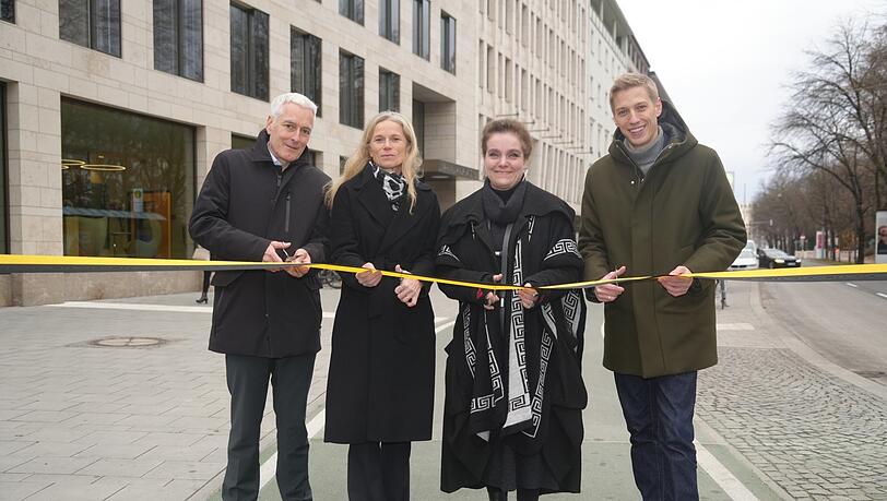 v.l.: Thomas Gruber vom Bayerischen Bau- und Verkehrsministerium, die Bezirkschefin der Altstadt Andrea Stadler-Bachmaier (Grüne), die Münchner Baureferentin Jeanne-Marie Ehbauer (Grüne) sowie OB-Kandidat und Zweiter Bürgermeister Dominik Krause (Grüne).
