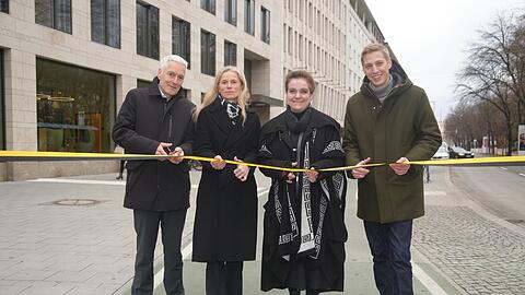 v.l.: Thomas Gruber vom Bayerischen Bau- und Verkehrsministerium, die Bezirkschefin der Altstadt Andrea Stadler-Bachmaier (Grüne), die Münchner Baureferentin Jeanne-Marie Ehbauer (Grüne) sowie OB-Kandidat und Zweiter Bürgermeister Dominik Krause (Grüne).