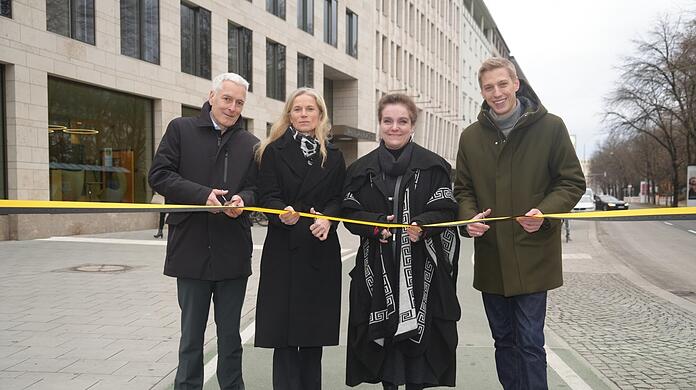 v.l.: Thomas Gruber vom Bayerischen Bau- und Verkehrsministerium, die Bezirkschefin der Altstadt Andrea Stadler-Bachmaier (Grüne), die Münchner Baureferentin Jeanne-Marie Ehbauer (Grüne) sowie OB-Kandidat und Zweiter Bürgermeister Dominik Krause (Grüne).
