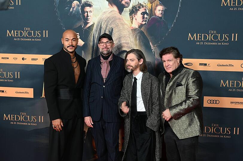 Schauspieler Malick Bauer, Regisseur Philipp St&ouml;lzl sowie Tom Payne, Francis Fulton-Smith auf dem Roten Teppich.