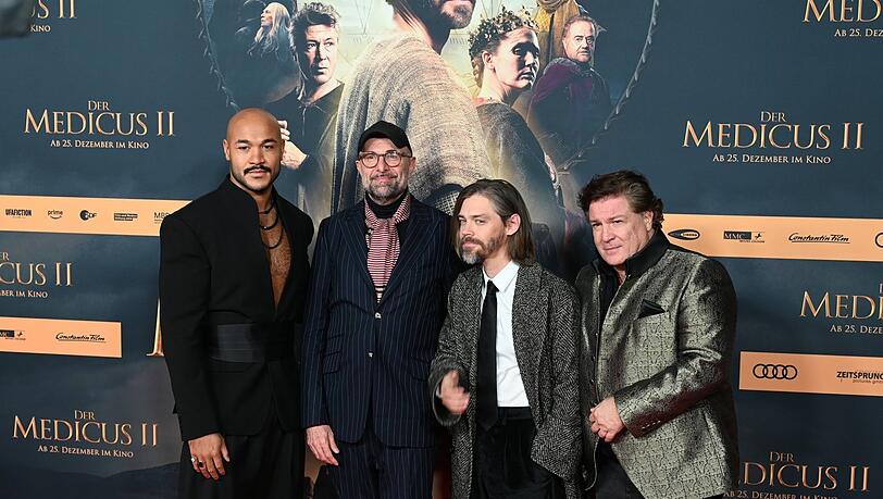 Schauspieler Malick Bauer, Regisseur Philipp St&ouml;lzl sowie Tom Payne, Francis Fulton-Smith auf dem Roten Teppich.