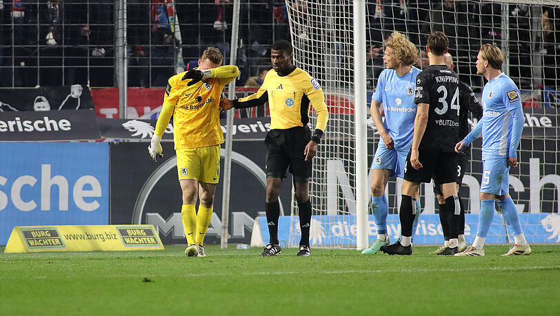 Nach der Pyro-Attacke: Torwart Marco Hiller vom TSV 1860 München hält sich die Hände vor das Gesicht. Nach der Pyro-Attacke: Torwart Marco Hiller vom TSV 1860 München hält sich die Hände vor das Gesicht.