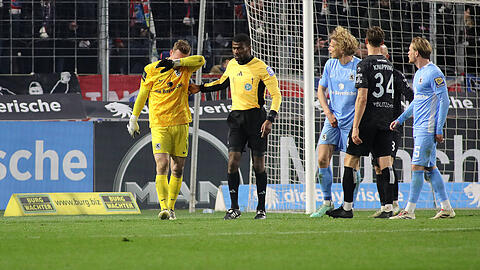 Nach der Pyro-Attacke: Torwart Marco Hiller vom TSV 1860 M&uuml;nchen h&auml;lt sich die H&auml;nde vor das Gesicht.