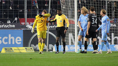 Nach der Pyro-Attacke: Torwart Marco Hiller vom TSV 1860 M&uuml;nchen h&auml;lt sich die H&auml;nde vor das Gesicht.