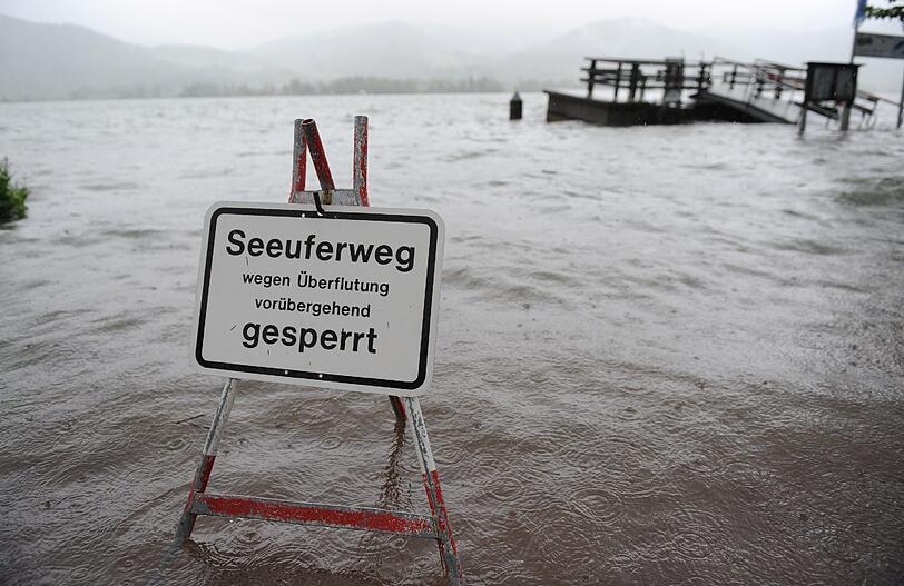 Auch den Tegernsee hatte das Hochwasser in der letzten Tagen fest im Griff.