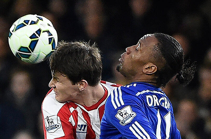 Philipp Wollscheid (links) gewinnt das Kopfballduell gegen Didier Drogba vom FC Chelsea.