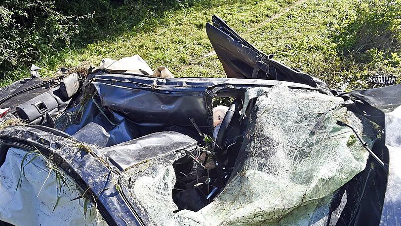 Der BMW schleuderte in eine Böschung und von dort aus wieder hoch in die Luft. Erst nach 50 Metern kam das Auto zum Stehen. Der BMW schleuderte in eine Böschung und von dort aus wieder hoch in die Luft. Erst nach 50 Metern kam das Auto zum Stehen.