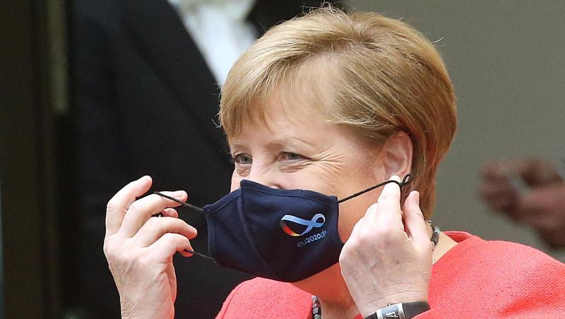 Bundeskanzlerin Angela Merkel (CDU) nimmt im Bundesrat ihre Mund- und Nasenschutzmaske ab, bevor sie eine Rede zu Zielen der EU-Ratspräsidentschaft hält. Bundeskanzlerin Angela Merkel (CDU) nimmt im Bundesrat ihre Mund- und Nasenschutzmaske ab, bevor sie eine Rede zu Zielen der EU-Ratspräsidentschaft hält.