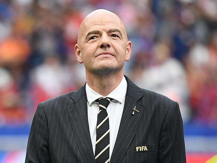 Gianni Infantino steht in einem Stadion. Foto: Sebastian Gollnow/dpa/Archivbild
