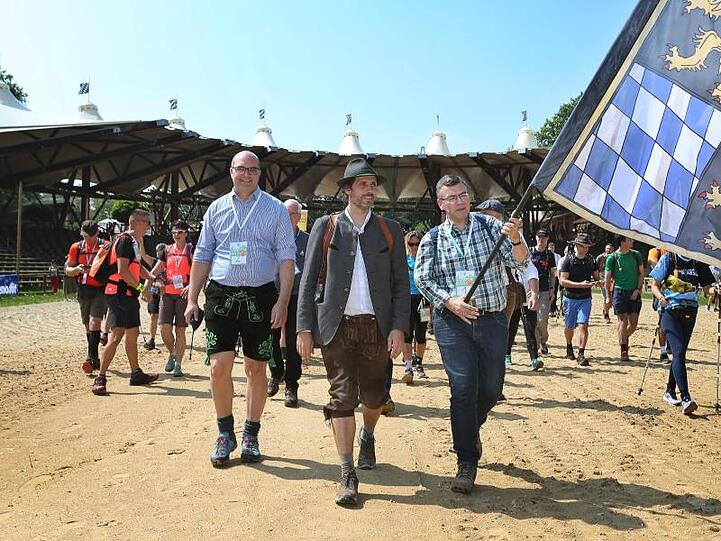 Ludwig Prinz von Bayern (M) startet in der Arena des Schlosses Kaltenberg zum "Löwenmarsch". Foto: Karl-Josef Hildenbrand