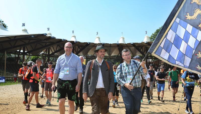 Ludwig Prinz von Bayern (M) startet in der Arena des Schlosses Kaltenberg zum "Löwenmarsch". Foto: Karl-Josef Hildenbrand Ludwig Prinz von Bayern (M) startet in der Arena des Schlosses Kaltenberg zum "Löwenmarsch". Foto: Karl-Josef Hildenbrand