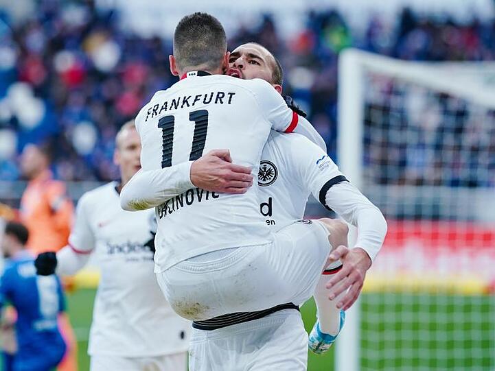 Frankfurts Torschütze Bas Dost (r) jubelt mit Mijat Gacinovic (vorne) über das Führungstor bei der TSG Hoffenheim.