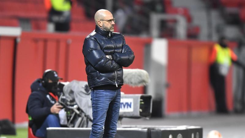 Leverkusens Trainer Peter Bosz steht an der Seitenlinie.