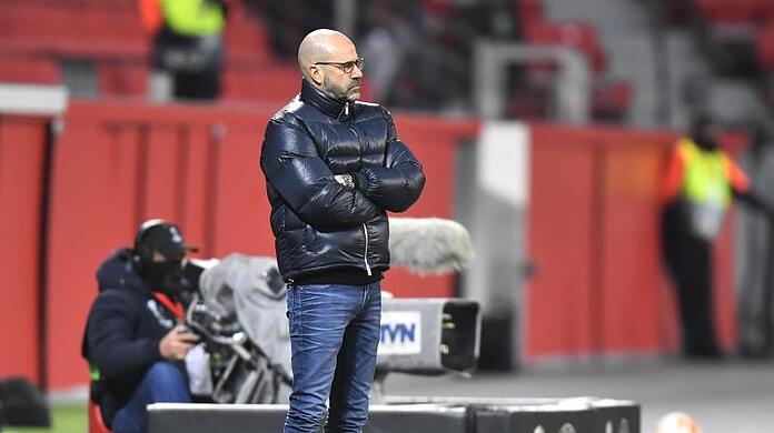 Leverkusens Trainer Peter Bosz steht an der Seitenlinie.