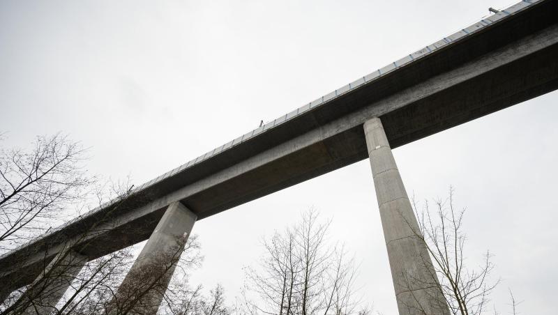 Die Teißtal-Brücke auf der ICE-Strecke zwischen Frankfurt und Köln.