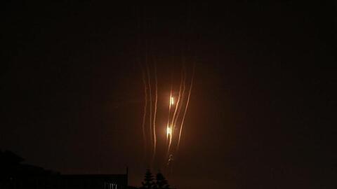 Raketen werden von der islamistischen Hamas aus Gaza-Stadt in Richtung Israel abgefeuert.