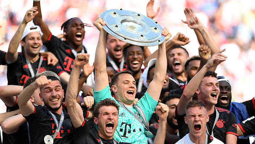 Nur die Kopie der Schale: Ein ungewohntes gewohntes Gefühl – auch für Manuel Neuer. Nur die Kopie der Schale: Ein ungewohntes gewohntes Gefühl – auch für Manuel Neuer.