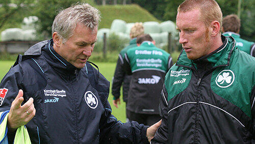 In der letzten Saison noch gefeierter Held, jetzt vergessen und ohne Einsatz: Aleksandar Kotuljac (rechts) mit Coach Benno Möhlmann. In der letzten Saison noch gefeierter Held, jetzt vergessen und ohne Einsatz: Aleksandar Kotuljac (rechts) mit Coach Benno Möhlmann.