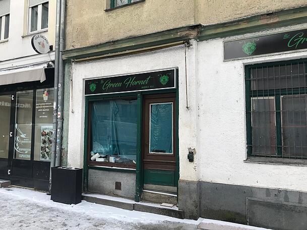 Mit Plastikplane verhängt: Eine Ladentür am Wedekindhaus. Mit Plastikplane verhängt: Eine Ladentür am Wedekindhaus.