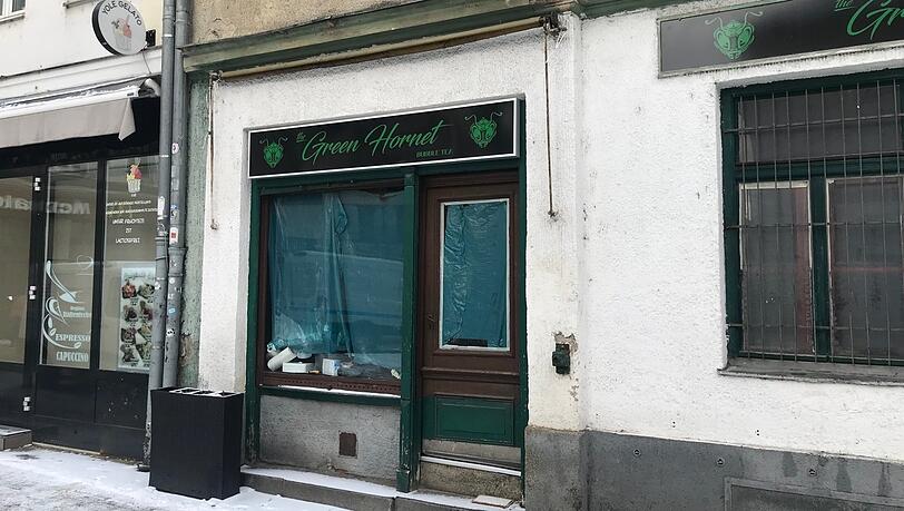 Mit Plastikplane verhängt: Eine Ladentür am Wedekindhaus. Mit Plastikplane verhängt: Eine Ladentür am Wedekindhaus.