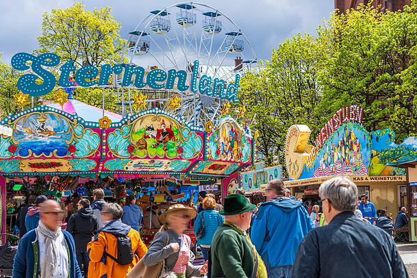 Am Familientag ist es auch preislich eine größere Freude mit den Kindern auf den Mariahilfplatz zu gehen. Die Tickets für die Fahrgeschäfte auf der Maidult 2025 sind am Dienstag günstiger.