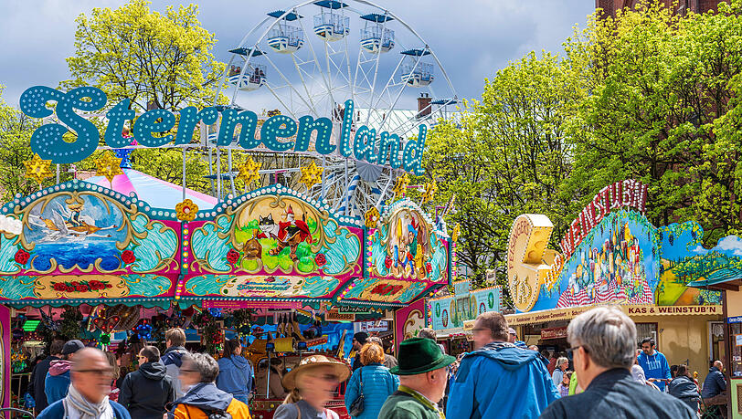 Am Familientag ist es auch preislich eine größere Freude mit den Kindern auf den Mariahilfplatz zu gehen. Die Tickets für die Fahrgeschäfte auf der Maidult 2025 sind am Dienstag günstiger. Am Familientag ist es auch preislich eine größere Freude mit den Kindern auf den Mariahilfplatz zu gehen. Die Tickets für die Fahrgeschäfte auf der Maidult 2025 sind am Dienstag günstiger.