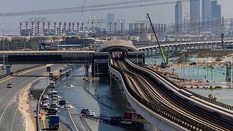 Überschwemmungen in Dubai im vergangenen Frühjahr. Wegen steigender Temperaturen kommt es nach Einschätzung der Klimawissenschaftler der Munich Re auch in Weltregionen zu schweren Unwettern, in denen solche Extremereignisse bisher quasi unbekannt waren.