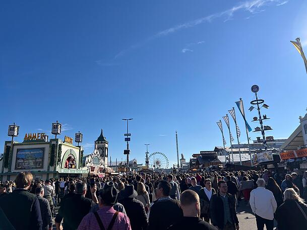 So voll wie letzte Woche ist es am Feiertag auf dem Oktoberfest nicht.