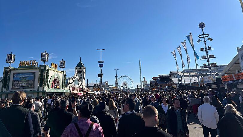 So voll wie letzte Woche ist es am Feiertag auf dem Oktoberfest nicht. So voll wie letzte Woche ist es am Feiertag auf dem Oktoberfest nicht.