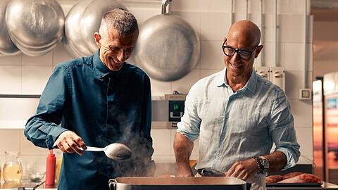 Stanley Tucci (re.) mit Koch Giuseppe Bertoleoni in der K&uuml;che von "Da Tonino" auf der kleinen Insel Tavolara vor Sardinien.