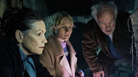 In "W&auml;ldern" sucht man nach verschwundenen Kindern. Ein neuer Fall steht im Mittelpunkt von Film zwei. Doch viele Geheimnisse aus Film eins stehen weiter im Raum. Im November wird die Reihe von 2024 mit zwei neuen Filmen fortgesetzt. Es ermitteln:  Lara (Rosalie Thomass, zweite von links), Rudolf (Peter Franke) und Dorothea Freiberg (Sabine Vitua).