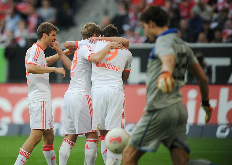 Gegen diese Bayern ist einfach kein Kraut gewachsen. Fünf Mal musste Torhüter Giefer hinter sich greifen.