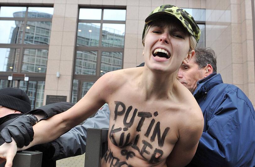 Eine Aktivistin gab an, aus der Ukraine zu stammen. Sie wolle Putin für seine "gute Arbeit" in ihrer Heimat danken - sie meint wohl den politischen Druck, den Russland auf die Ukraine ausübt und der indirekt zu den Protesten in Kiew geführt hat.