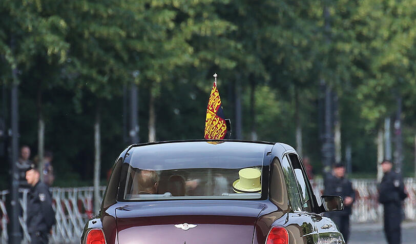Queen Elizabeth II. vor dem Brandenburger Tor. Die Bilder vom Spaziergang und dem Bad in der Menge.