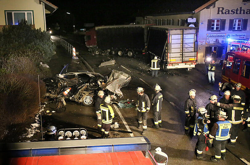 Der BMW wurde bei dem Zusammenprall mit dem Lkw regelrecht zerfetzt.