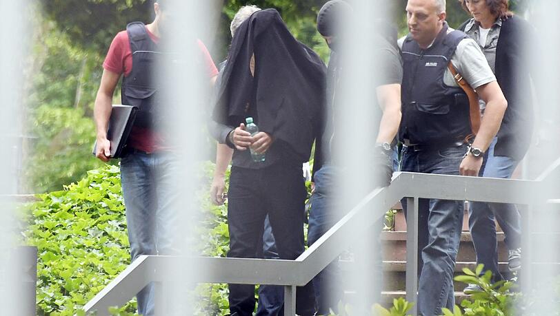 Beim Bundesgerichtshof (BGH) in Karlsruhe wird ein Terrorverdächtiger dem Haftrichter vorgeführt. Beim Bundesgerichtshof (BGH) in Karlsruhe wird ein Terrorverdächtiger dem Haftrichter vorgeführt.