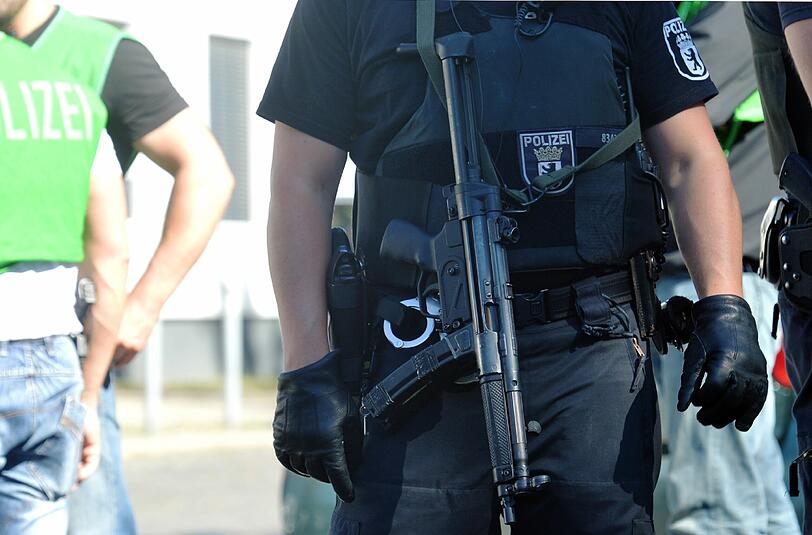 Ein Polizist sichert den Tatort ab. Foto: Paul Zinken