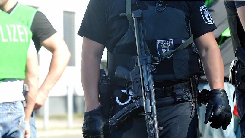 Ein Polizist sichert den Tatort ab. Foto: Paul Zinken Ein Polizist sichert den Tatort ab. Foto: Paul Zinken