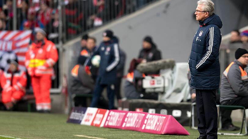 Jupp Heynckes, Trainer des FC Bayern, verfolgt das Spiel seiner Mannschaft gegen Werder Bremen.