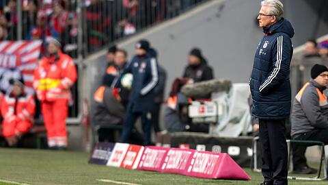 Jupp Heynckes, Trainer des FC Bayern, verfolgt das Spiel seiner Mannschaft gegen Werder Bremen.