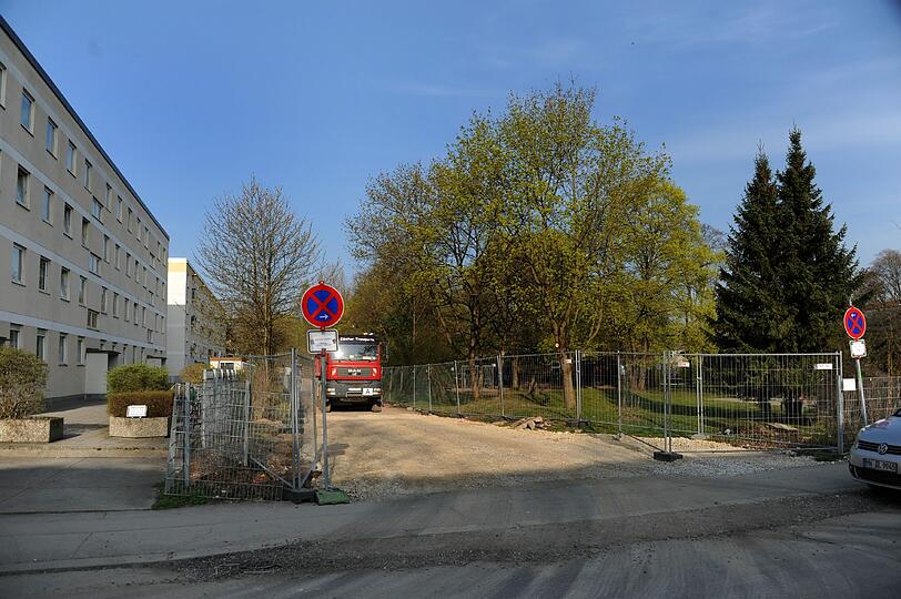 Beim Anblick der Baustelle sind Anwohner skeptisch: Warum werden mit der langen, betonierten Einfahrt wichtige Grün- und Spielflächen auf dem Schulgelände zerstört?