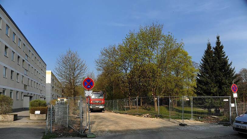 Beim Anblick der Baustelle sind Anwohner skeptisch: Warum werden mit der langen, betonierten Einfahrt wichtige Grün- und Spielflächen auf dem Schulgelände zerstört? Beim Anblick der Baustelle sind Anwohner skeptisch: Warum werden mit der langen, betonierten Einfahrt wichtige Grün- und Spielflächen auf dem Schulgelände zerstört?
