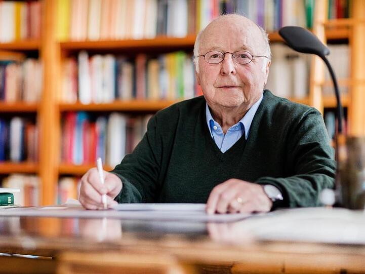 Der ehemalige Arbeits- und Sozialminister Norbert Blüm ist nach einer Blutvergiftung an Armen und Beinen gelähmt.
