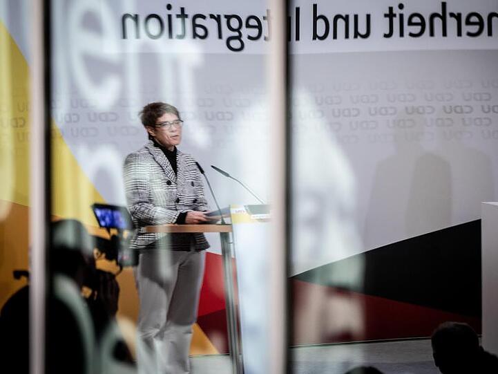 Annegret Kramp-Karrenbauer, CDU-Bundesvorsitzende, spiegelt sich bei einer Rede. Foto: Kay Nietfeld/Archiv
