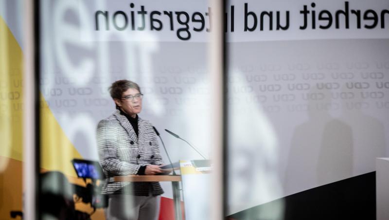 Annegret Kramp-Karrenbauer, CDU-Bundesvorsitzende, spiegelt sich bei einer Rede. Foto: Kay Nietfeld/Archiv Annegret Kramp-Karrenbauer, CDU-Bundesvorsitzende, spiegelt sich bei einer Rede. Foto: Kay Nietfeld/Archiv