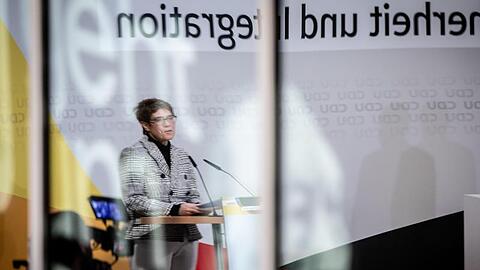 Annegret Kramp-Karrenbauer, CDU-Bundesvorsitzende, spiegelt sich bei einer Rede. Foto: Kay Nietfeld/Archiv