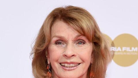 Die Schauspielerin Senta Berger lächelt beim Empfang der Bavaria Film.
